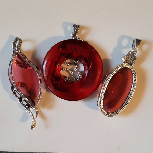 💞3/$27.  Beautiful! Pendants Cranberry in Color (Acrylic Stones) - Picture 2 of 3